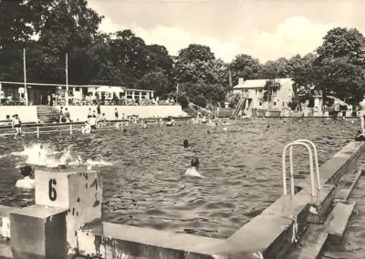 Waldschwimmbad Osterburg mit Badegästen