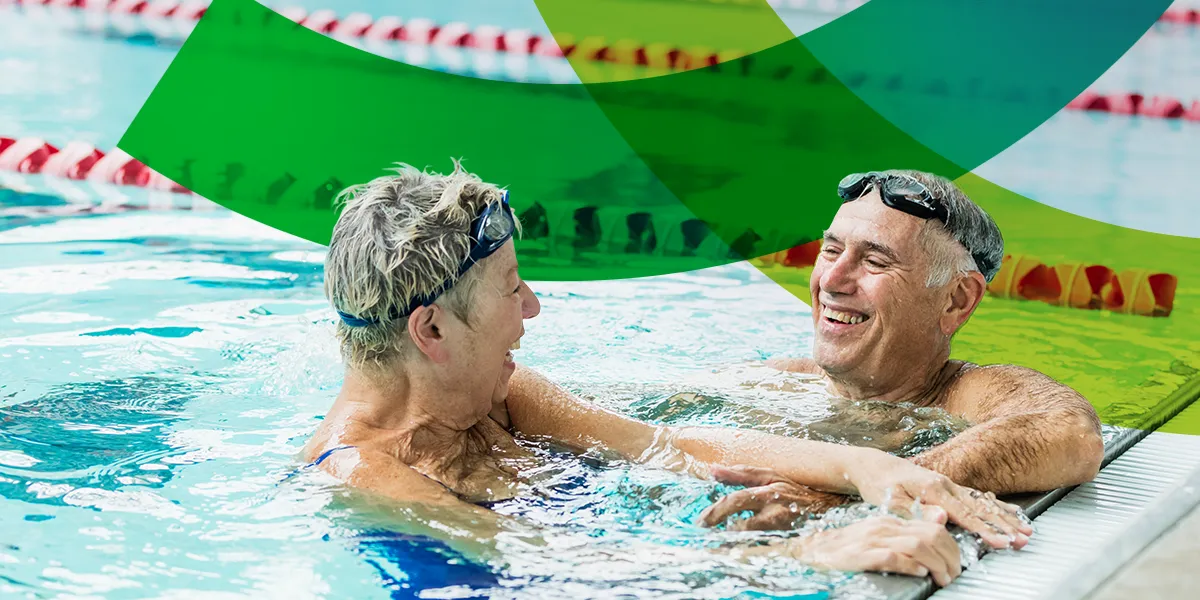 Zwei Senioren im Schwimmbecken